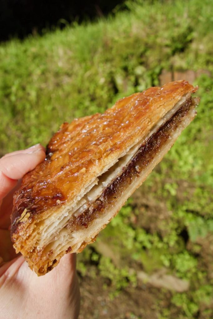Gros plan sur une part de galette frangipane et tonka