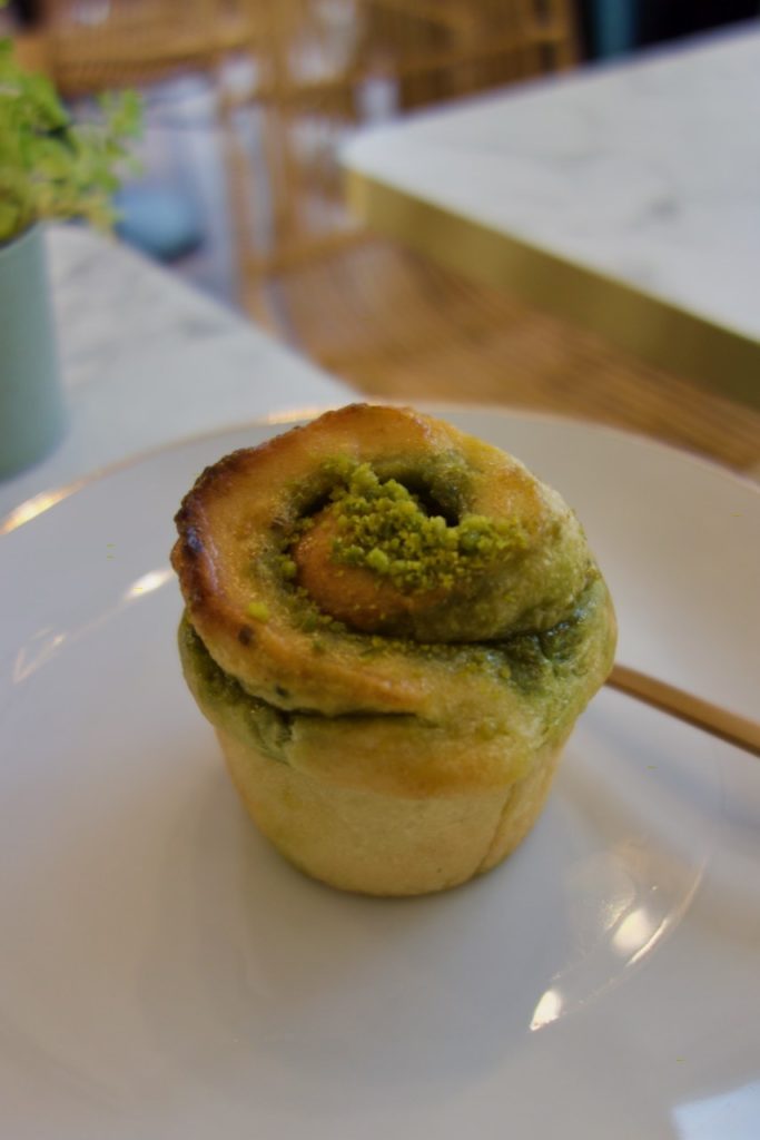Roulé matcha dans une assiette blanche