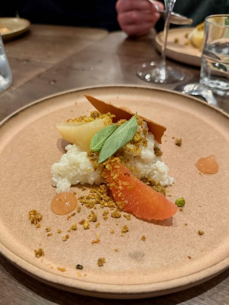 Tapioca, pomelo et poire dans une assiette en grès plate et marron