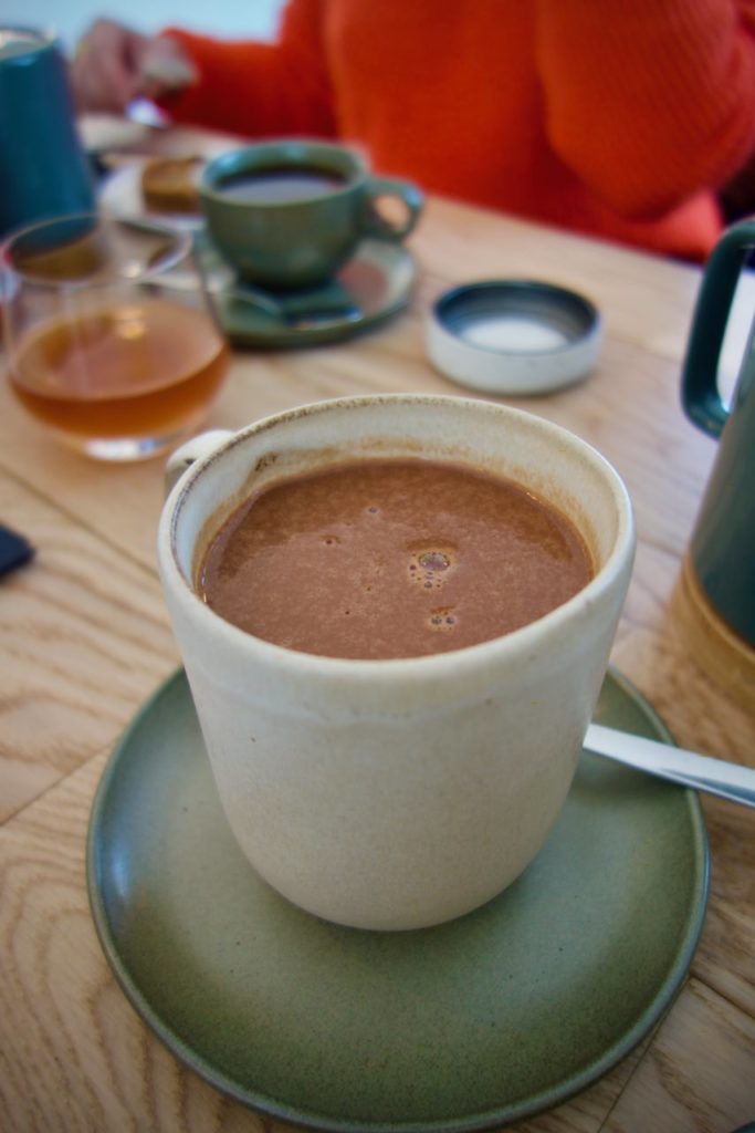 Chocolat chaud épais dans une tasse en grès grise