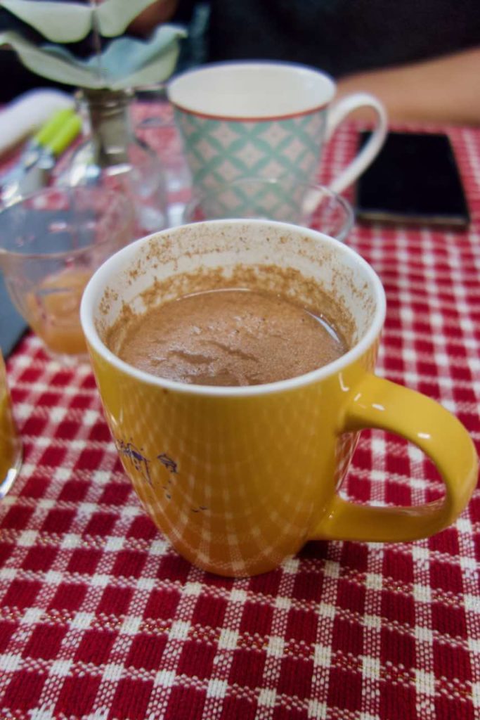 Chocolat chaud dans une tasse jaune