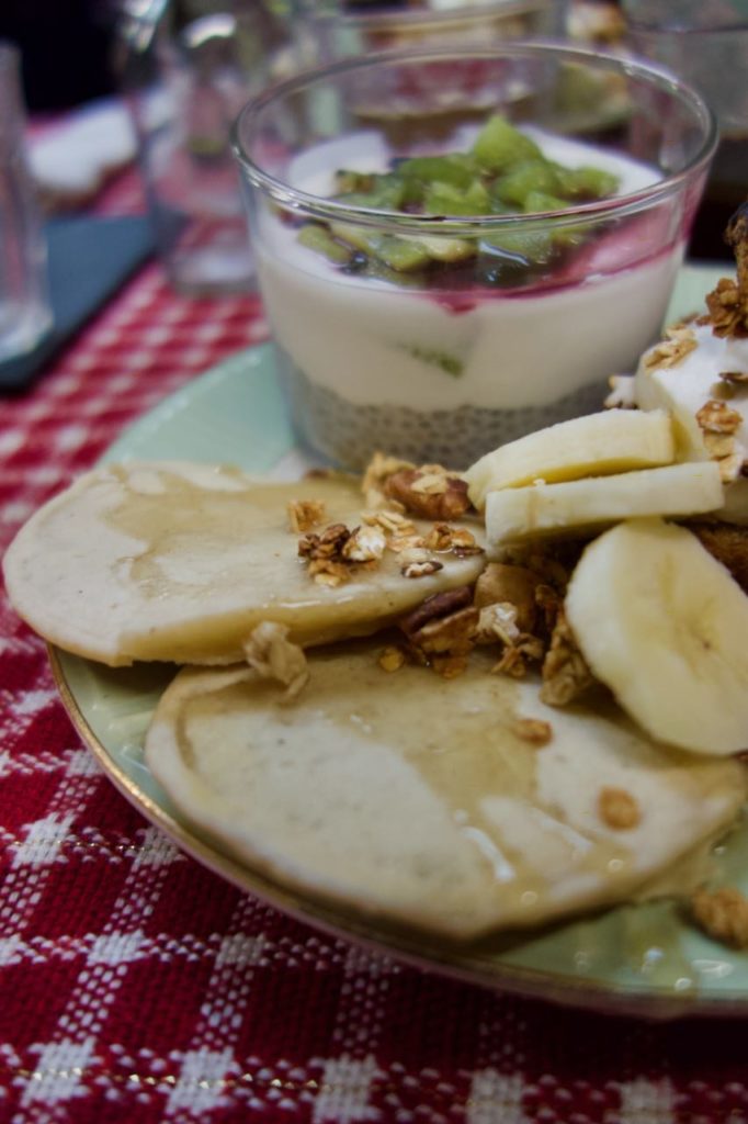 Gros plan sur les pancakes, le granola et les rondelles de banane