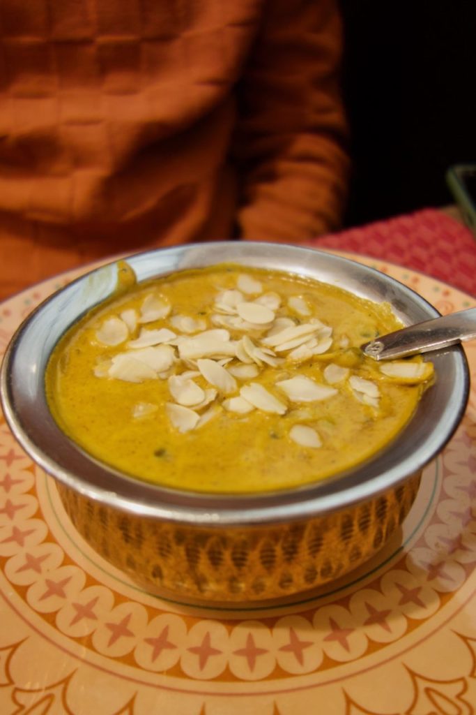 Mata panir dans un bol en acier et cuivre sur une assiette à motifs indiens