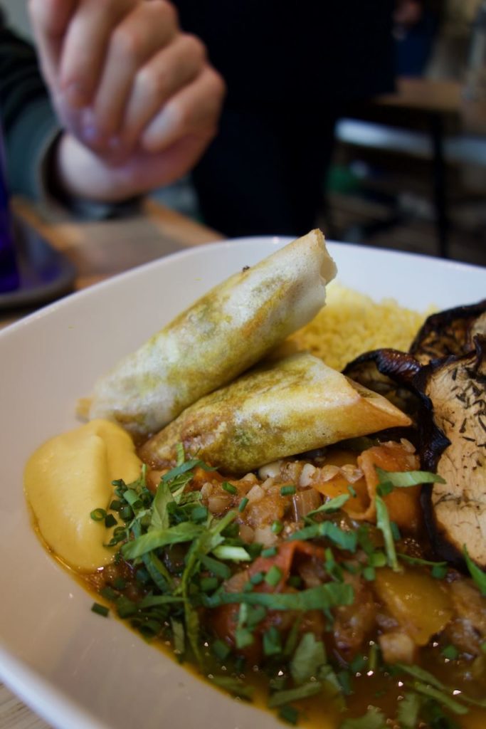 Le plat de samoussa et couscous dans une assiette blanche creuse