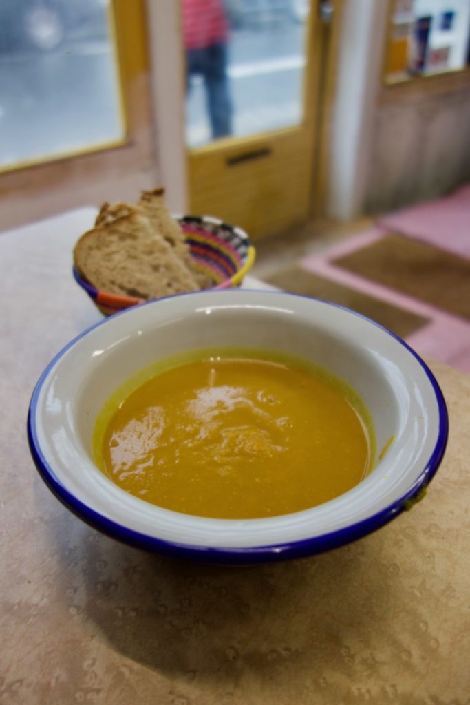 Velouté de courge dans un bol en fer blanc et bleu