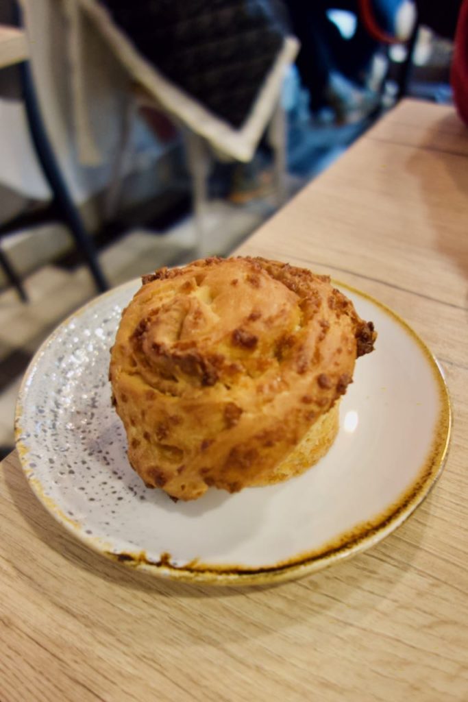 Babka dans une assiette blanche en terre cuite
