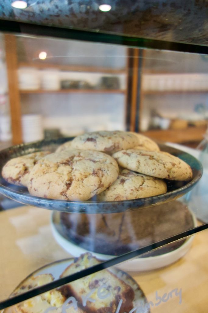 Cookies aux pépites de chocolat dans une assiette bleue