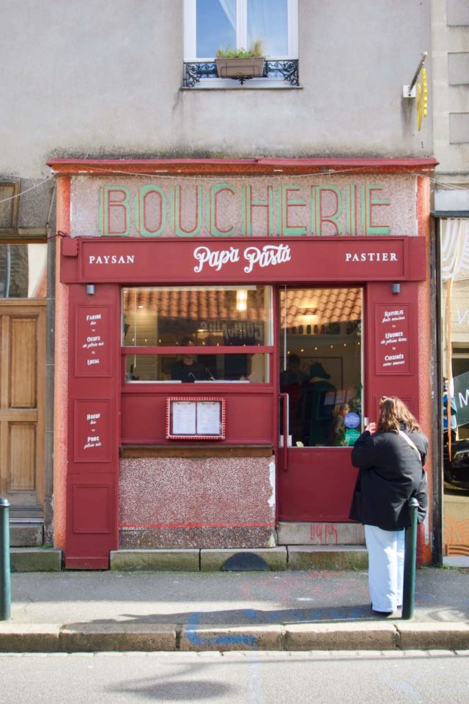 Devanture du restaurant Papa Pasta à Nantes sur laquelle est indiqué "boucherie" en mosaïque.