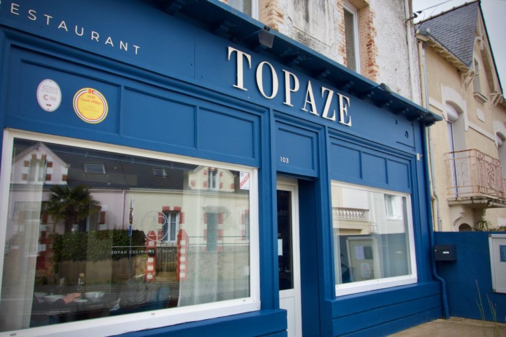 Devanture bleue du restaurant Topaze à Saint-Nazaire
