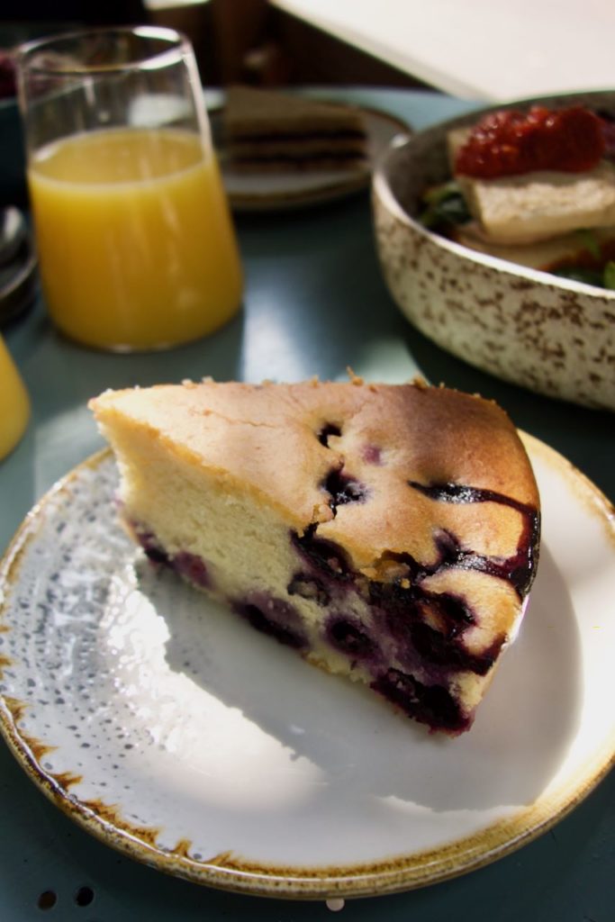 Part de gâteau aux fruits dans une assiette en grès