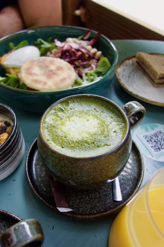 matcha latte dans une tasse en grès