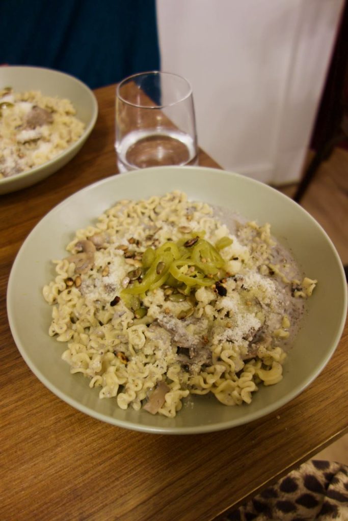 Plat de pâtes torsadées dans un grand bol blanc sur une table en bois