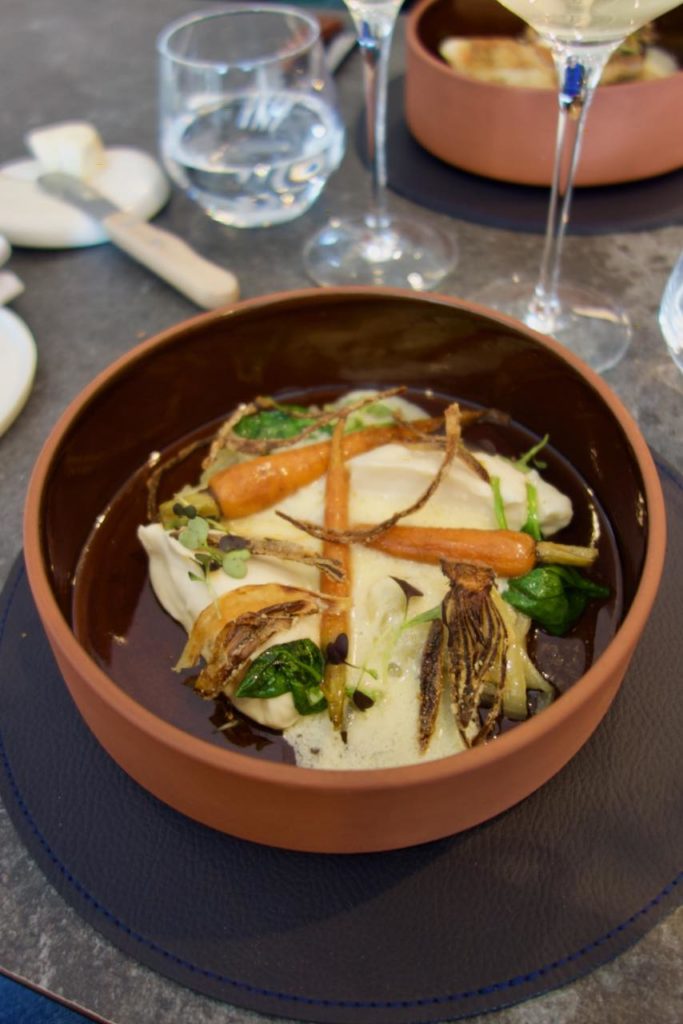 Carottes et mousseline écrue dans un bol rouille
