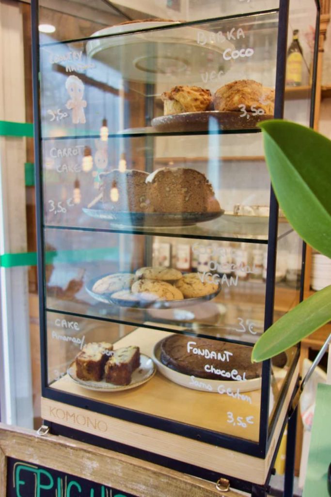 Vitrine réfrigérée contenant des gâteaux sur plusieurs étages
