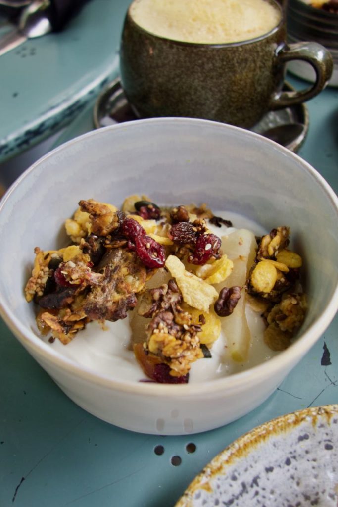Fromage blanc et muesli dans un bol en grès blanc