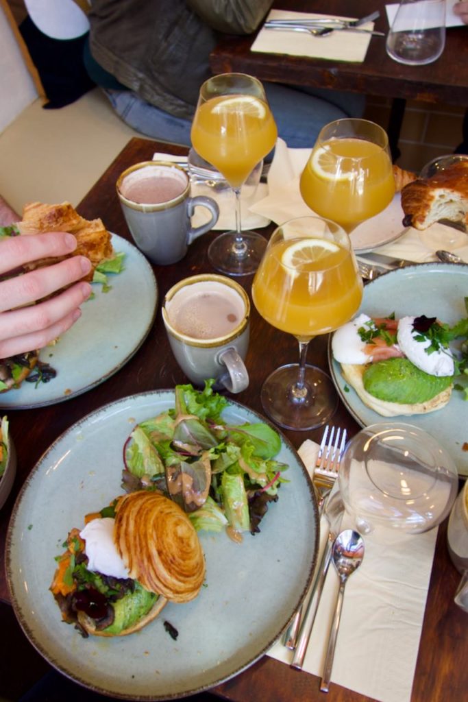 Vue du dessus de la tablée chez Mimosa à Nantes