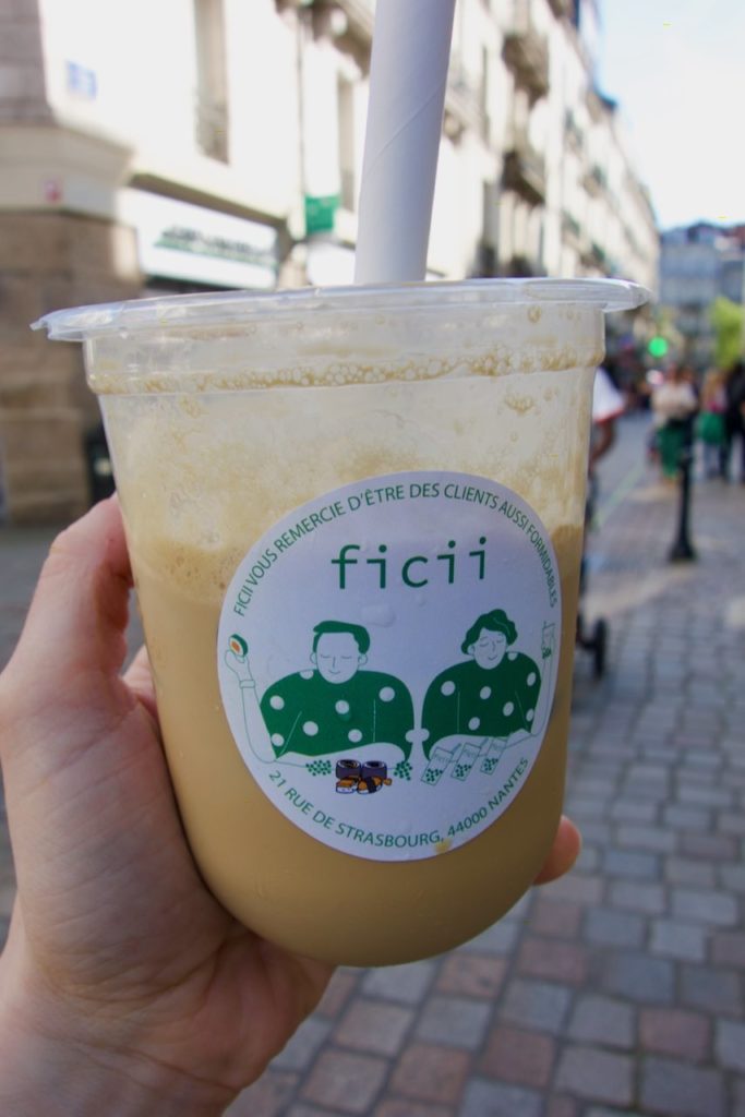 Bubble tea au café dans un contenant en plastique
