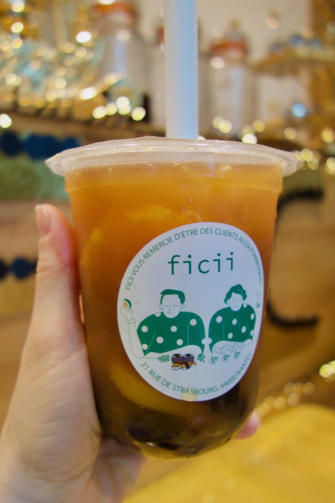 Bubble tea au fruit dans un contenant en plastique
