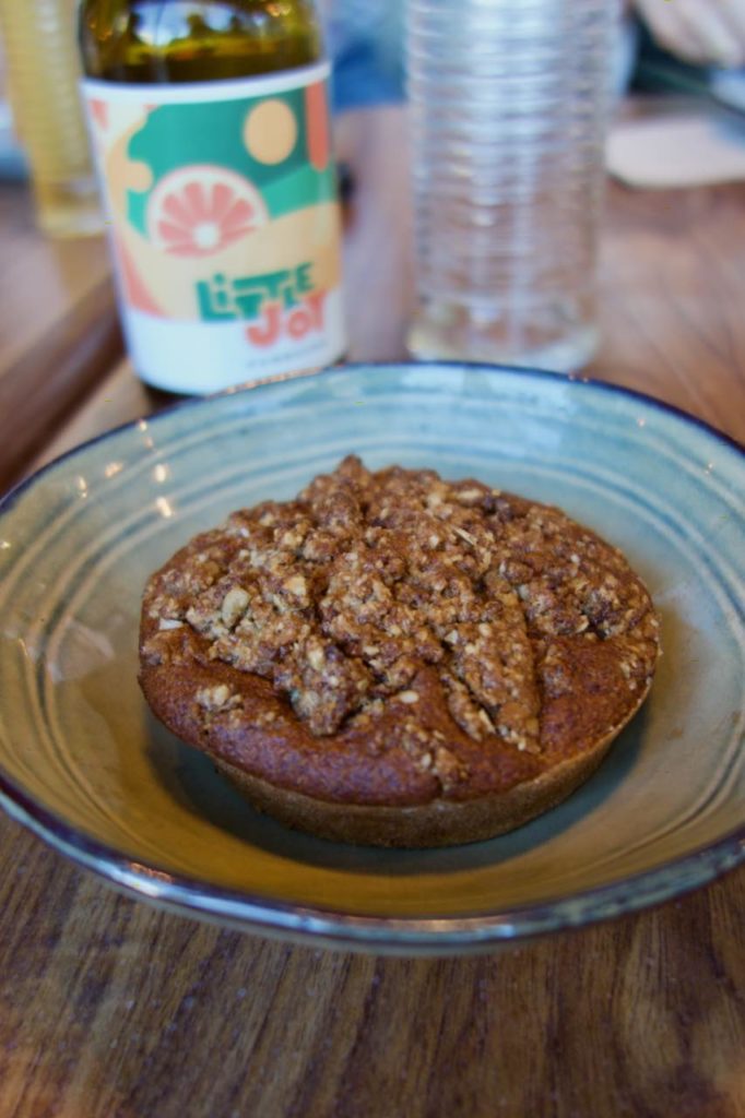Carrot cake dans une assiette en grès grise et bleue