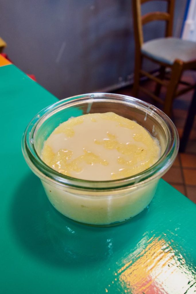 Dessert à base de maïs et de lait dans un ramequin en verre