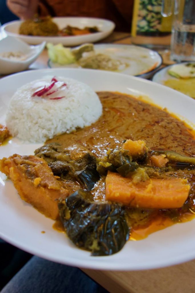 Légume, riz et sauce mafé dans une assiette blanche