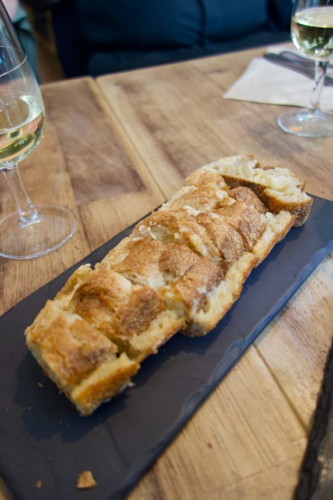 Préfou découpé sur une ardoise, elle-même posée sur une table en bois