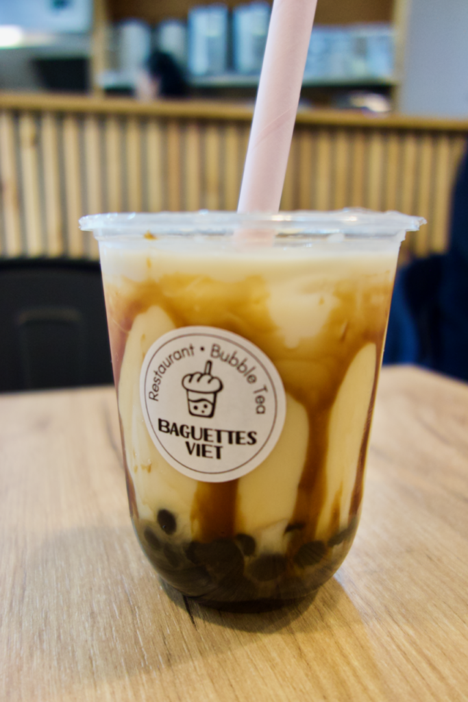 bubble tea brown sugar dans un gobelet plastique avec une paille en carton