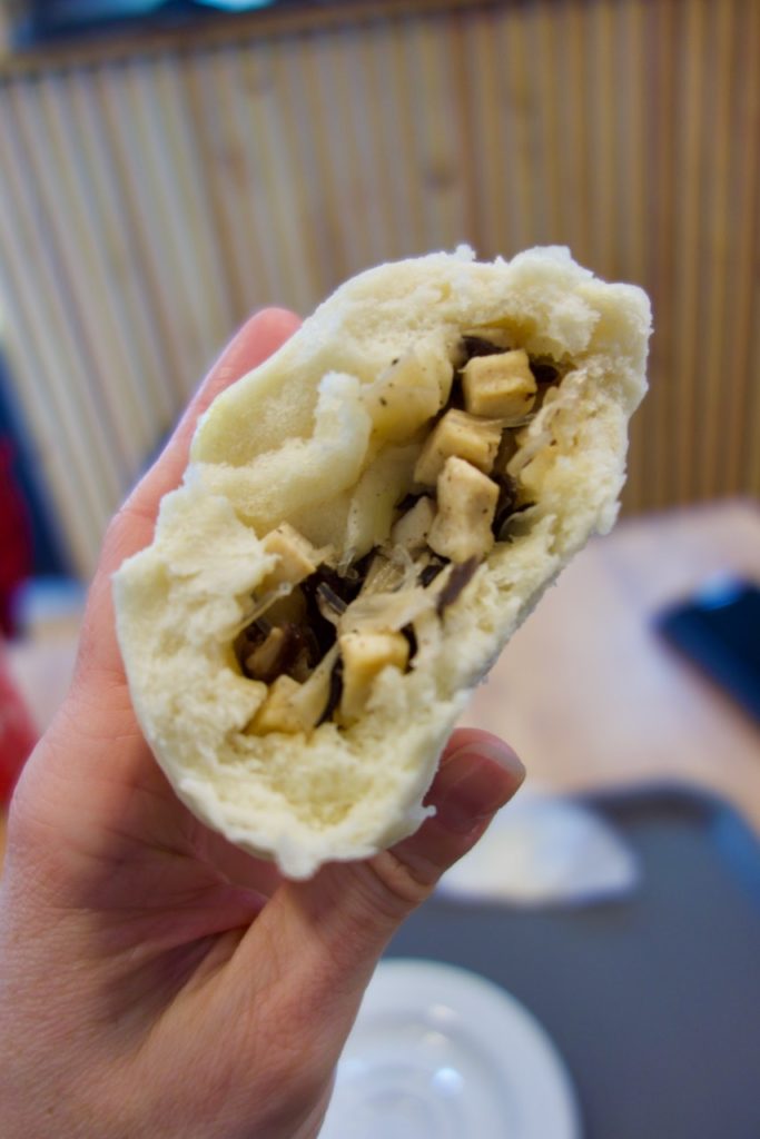 Brioche banh bao vegan tofu, champignons et oignons déjà croquée