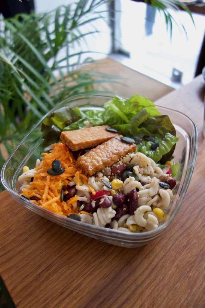 Pasta bowl dans une assiette creuse et carrée en verre sur une table en bois