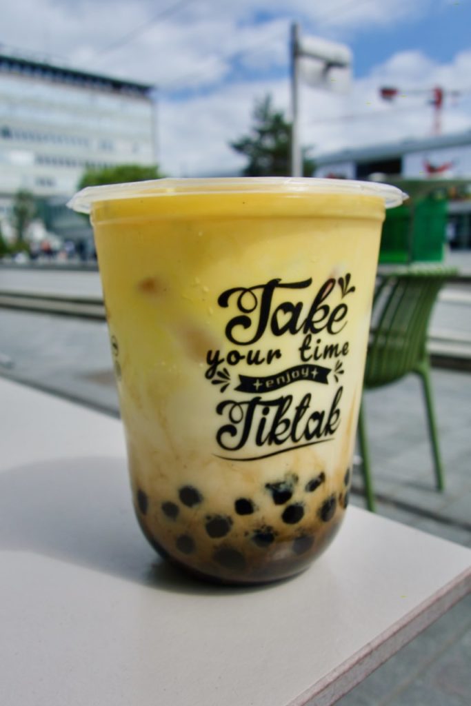 Bubble tea crème brûlée posé sur une table