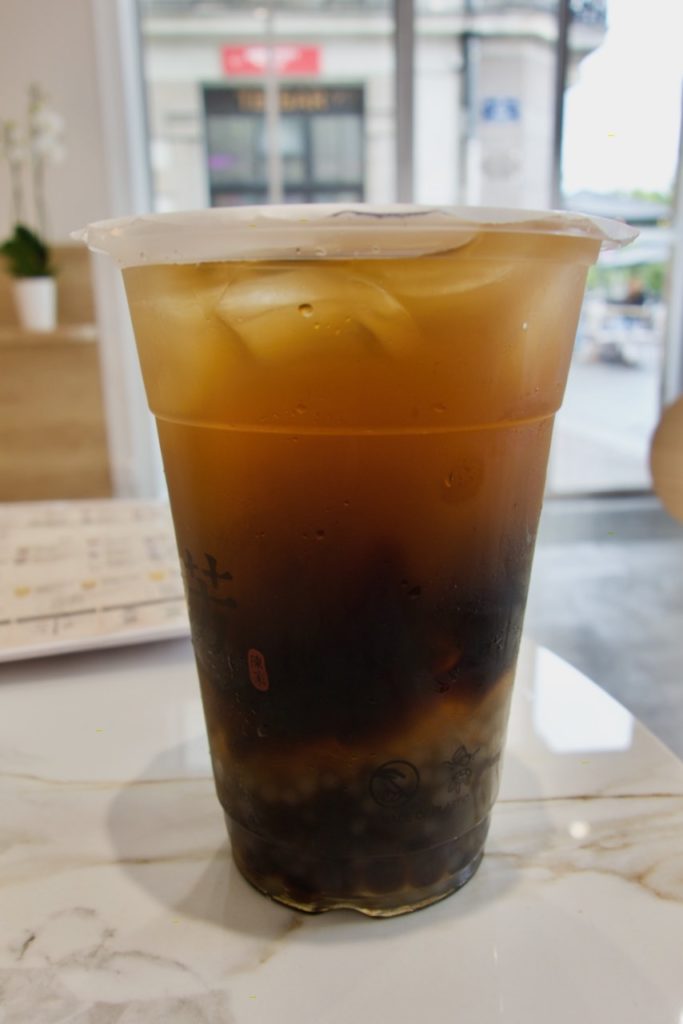 Bubble tea melon d'hiver, tapioca, sagou et gelée d'herbe dans un verre en plastique