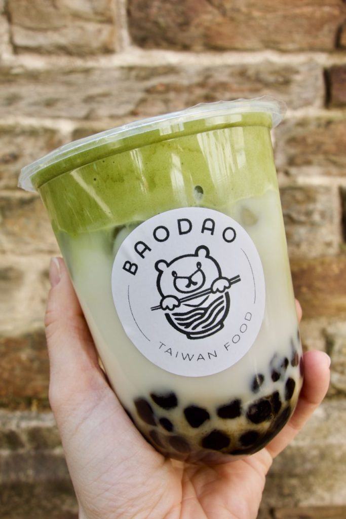 bubble tea à la mousse de matcha dans un contenant transparent