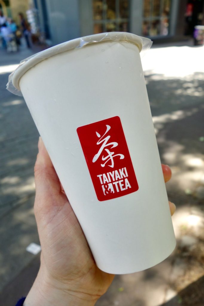 bubble tea dans un contenant blanc en carton