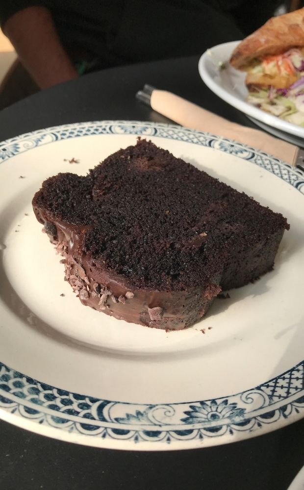 gâteau au chocolat avec glaçage au chocolat
