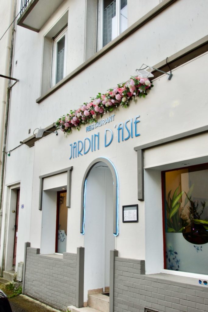 Devanture blanche du restaurant Jardin d'Asie
