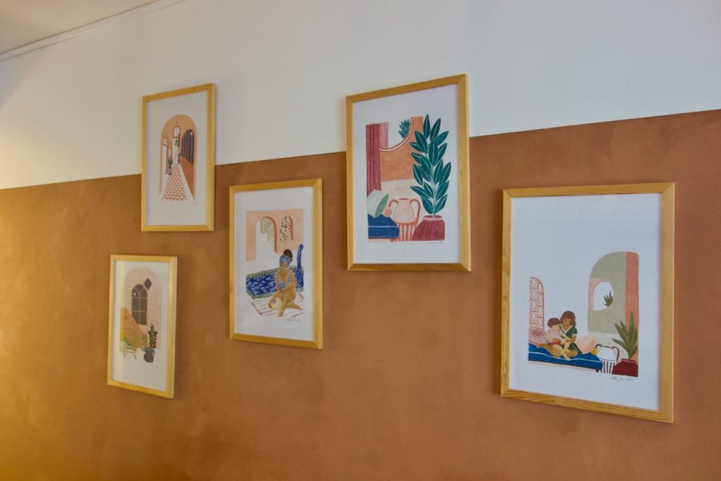 Cinq illustrations au mur dans des cadres en bois
