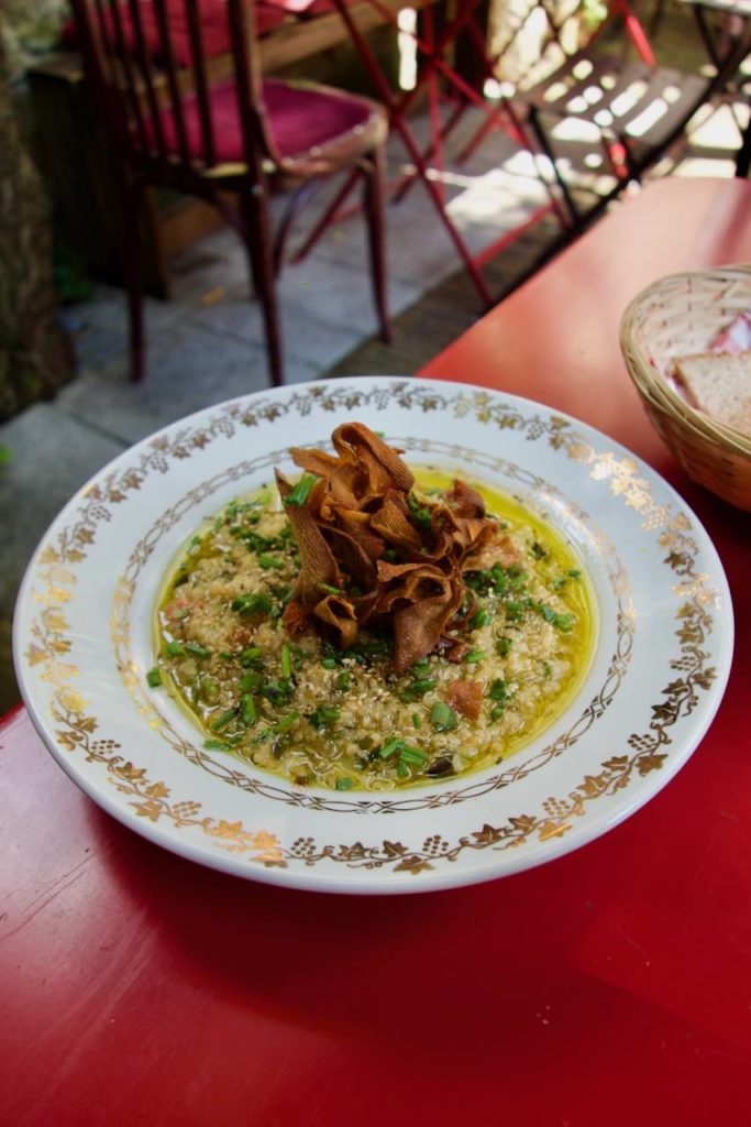 Quinoa, patate douce et chips avec de l'huile d'olive dans une assiette creuse vintage blanche et dorée