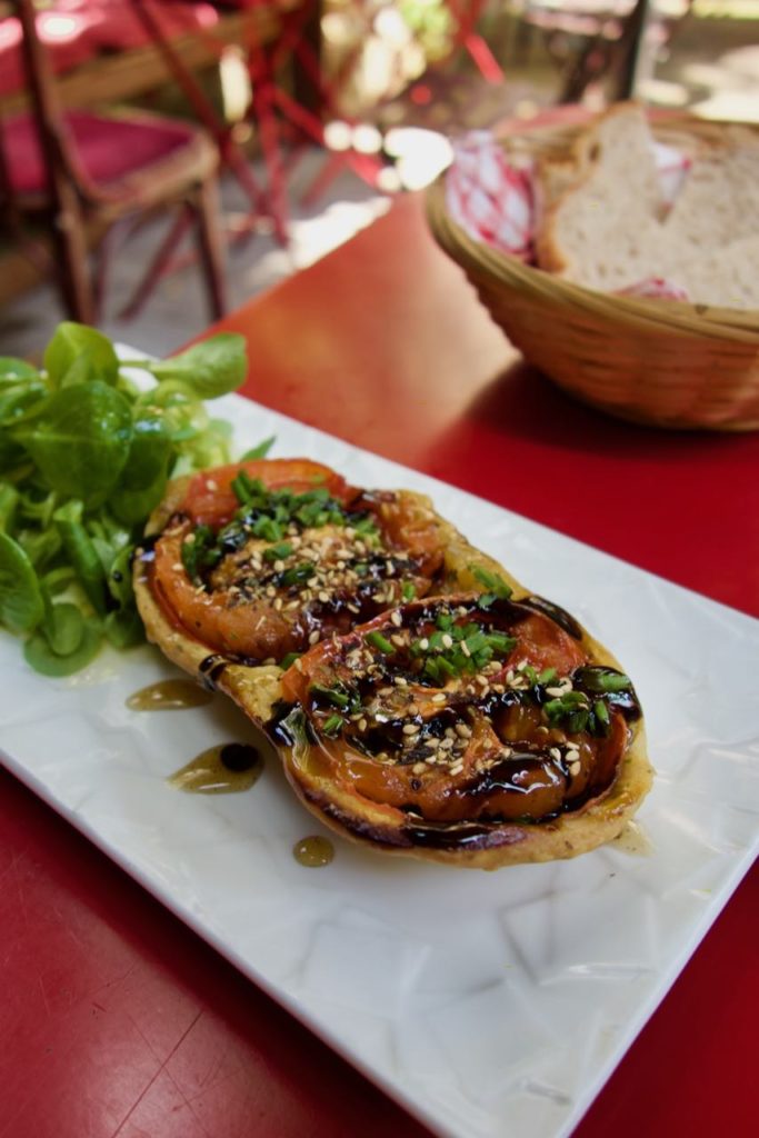 tarte tatin à la tomate et vinaigre balsamique dans une assiette blanche