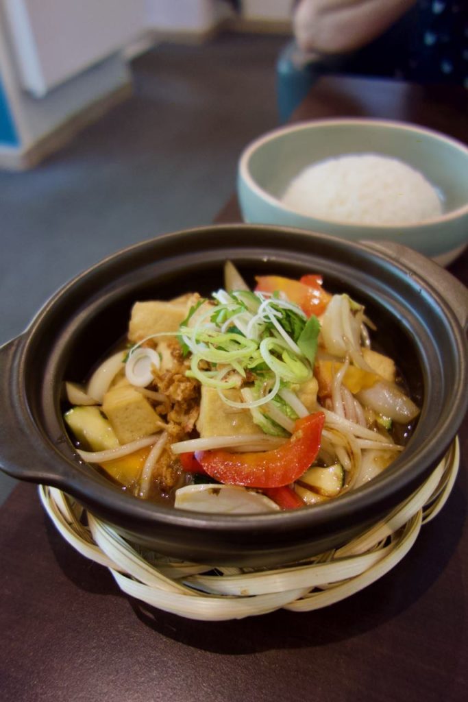 Mélange de légumes et tofu dans une cassolette noire