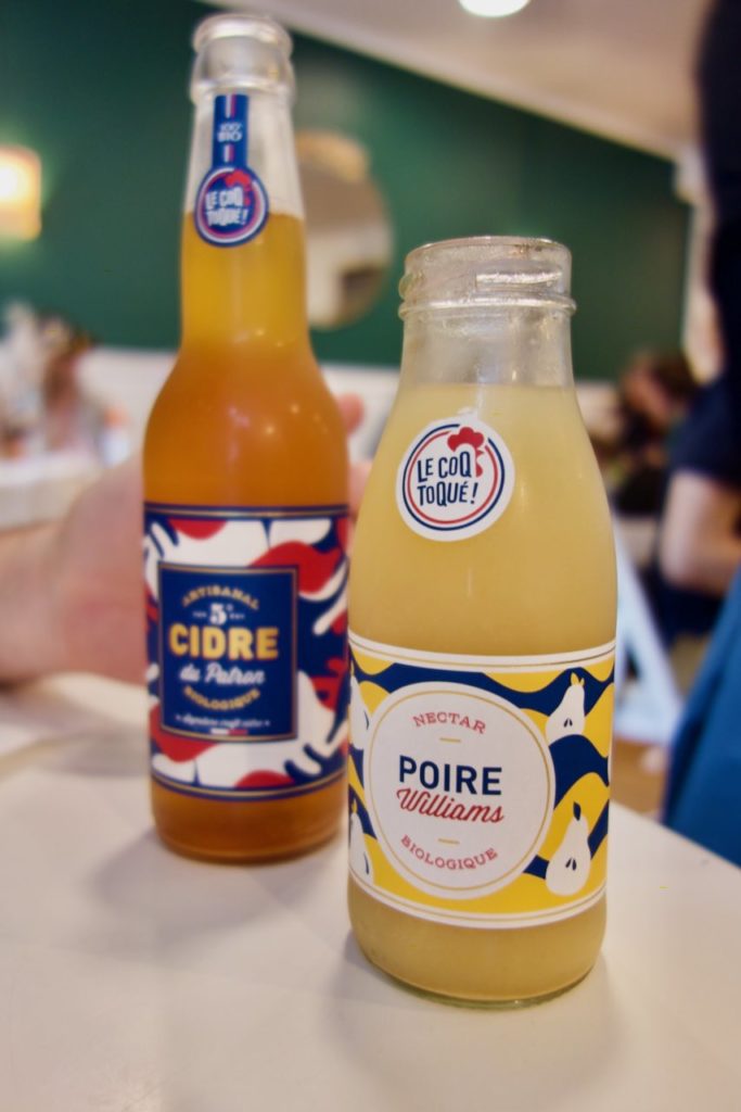 Cidre au second plan et nectar de poire au premier plan