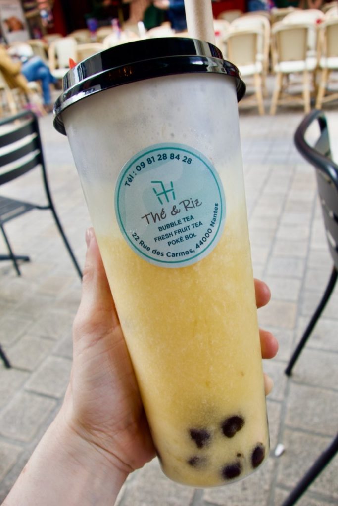 Bubble tea à la mangue et cream cheese dans un contenant en plastique transparent avec opercule noire
