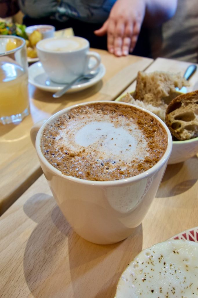 Chocolat chaud dans une tasse rose sur une table en bois
