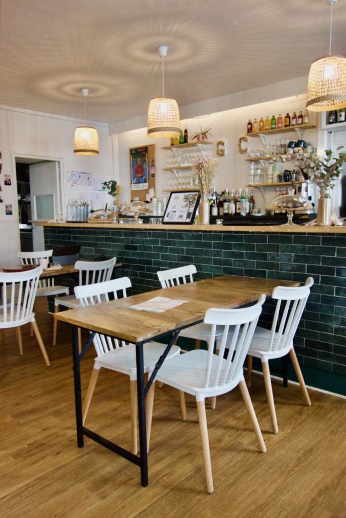 Tables et chaises en bois et comptoir avec crédence
