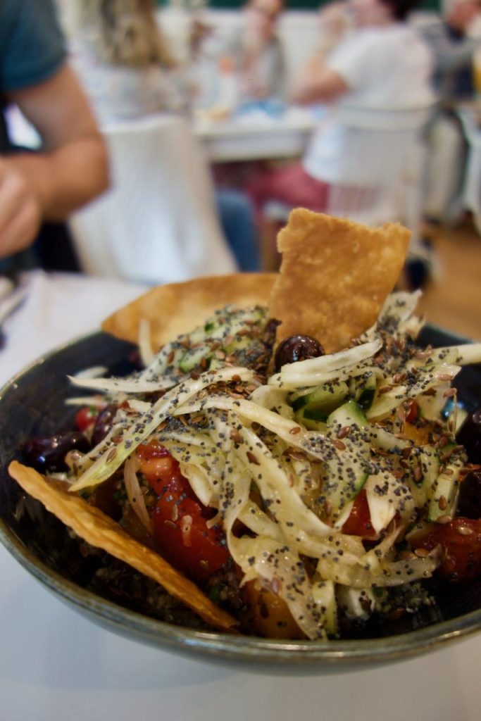 Salade fenouil, tomates et chips dans un bol noir