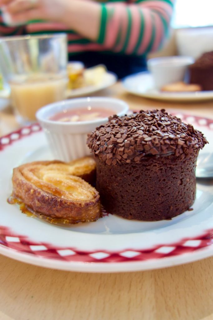 Palmier et cake au chocolat dans une assiette blanche à liserés rouges
