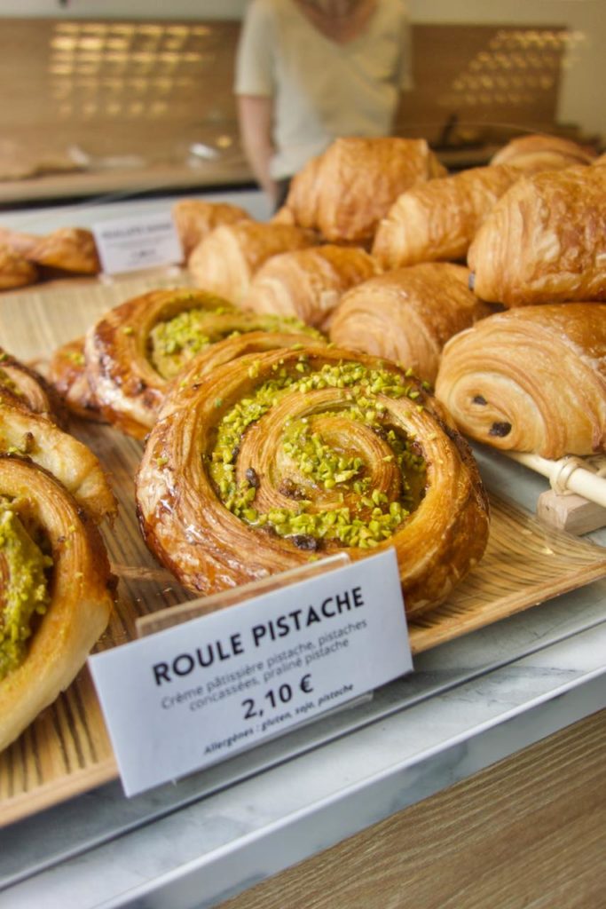 Roulés pistache et pains au chocolat vegan dans une vitrine