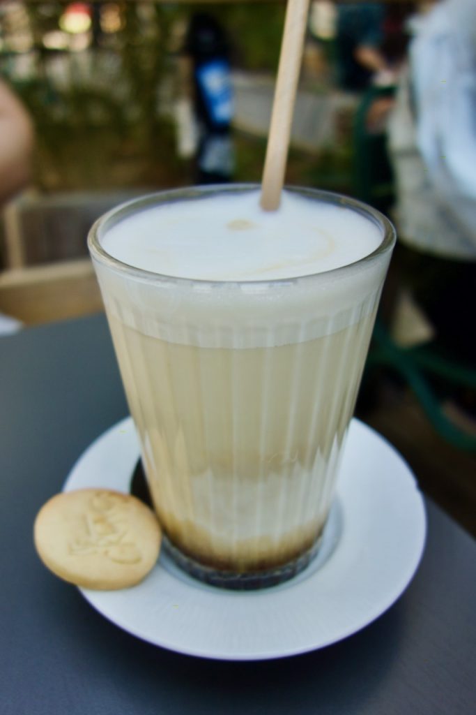 café frappé dans un grand verre avec une paille