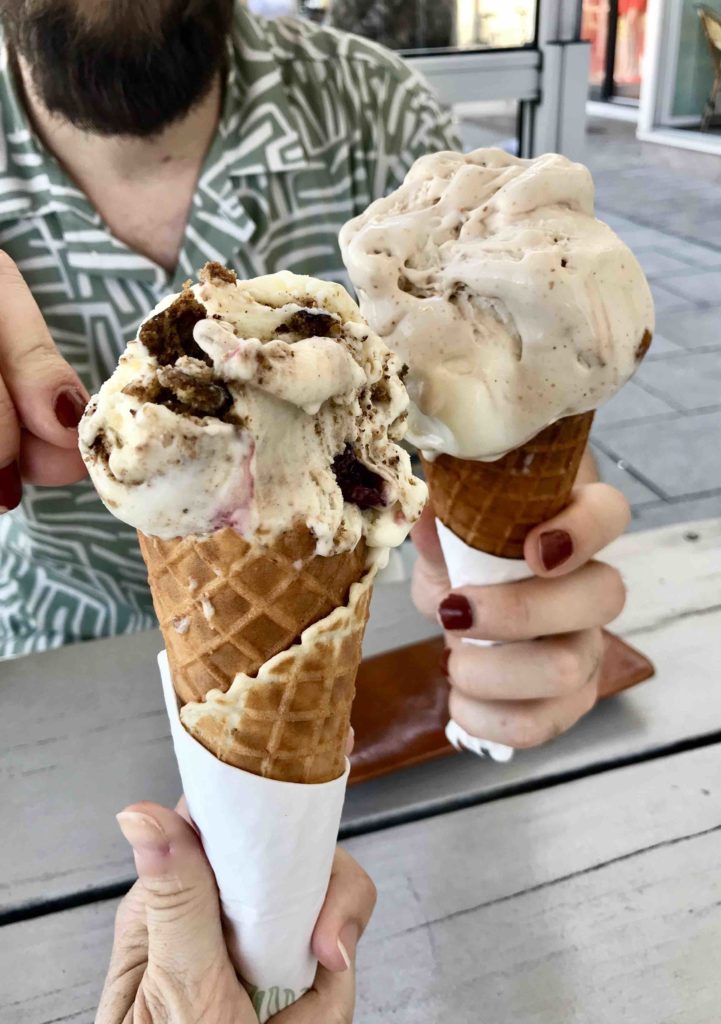 Deux cornets de glace surmontés de généreuses crèmes glacées