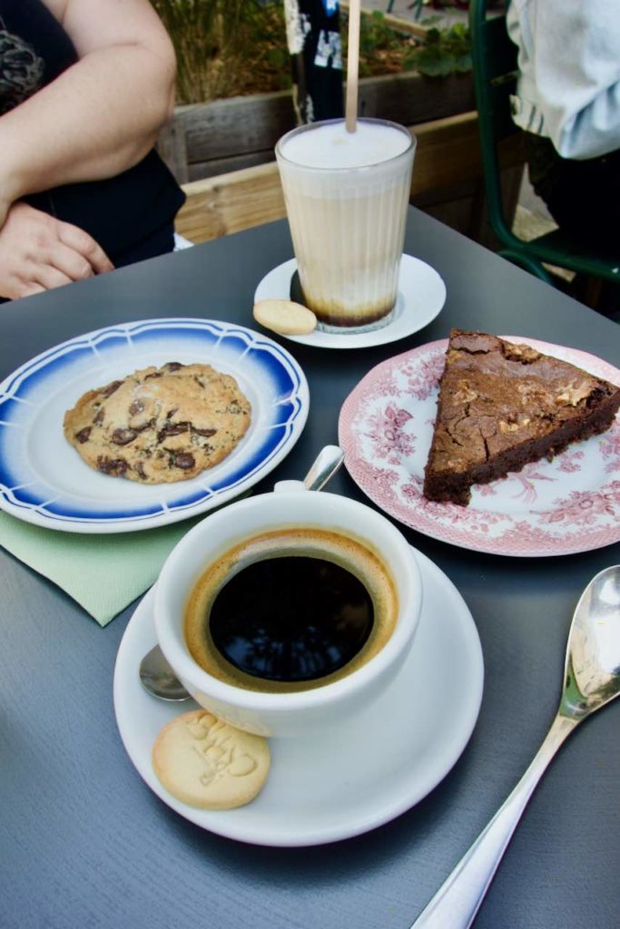 Goûter avec une chicorée, un gâteau au chocolat, un cookie au chocolat et un café frappé.