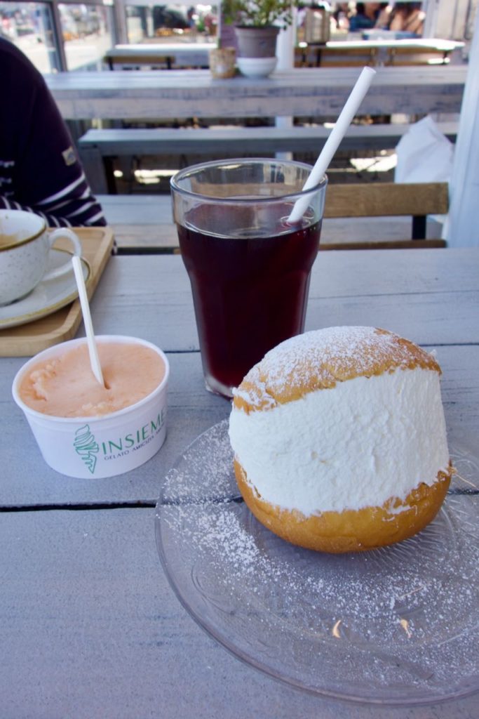 Maritozzo et sorbet melon au premier plan, infusion glacée au second plan